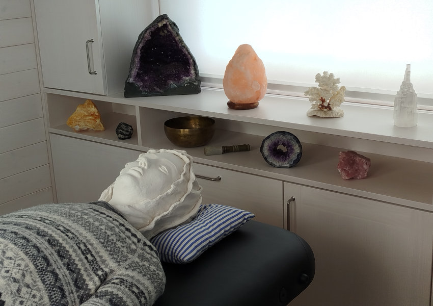 Eine junge Frau liegt entspannt auf einer Liege.